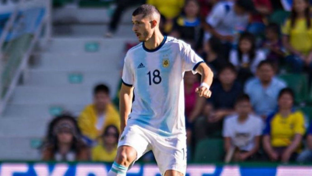 Guido Rodríguez durante un partido con Argentina