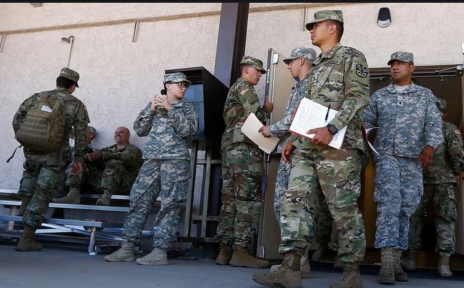 Elementos de la Guardia Nacional tras una reunión