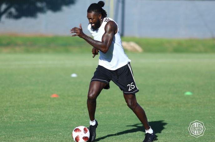 Emmanuel Adebayor en práctica con Olimpia