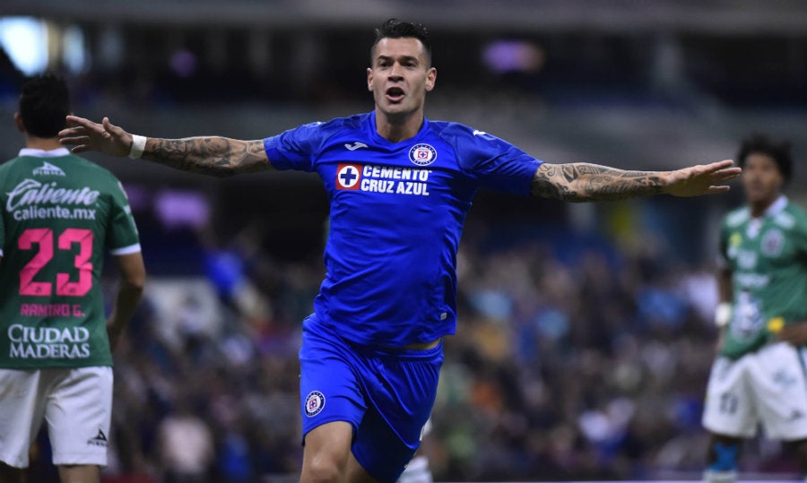 Milton Caraglio celebrando un gol con Cruz Azul