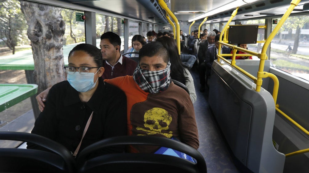 Personas en el metrobus de la Ciudad de México