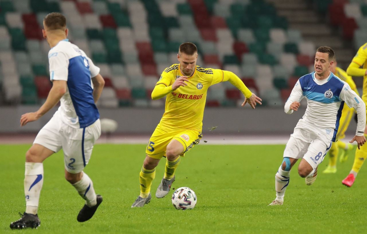 Yevgeniy Yablonskiy controla la redonda en juego de la liga Bielorrusa