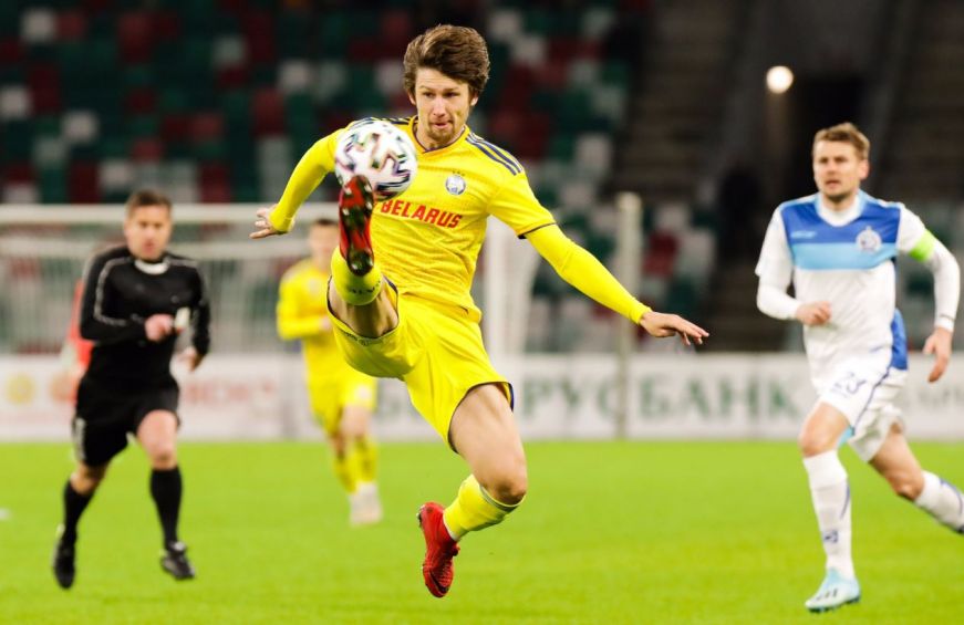 Jugador del Borisov controla la redonda en un juego de la liga Bielorrusa