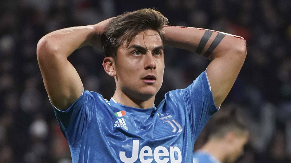 Paulo Dybala se lamenta durante un partido con la Juventus