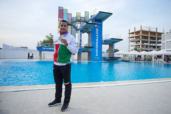 El clavadista mexicano muestra una medalla en Barranquilla 2018