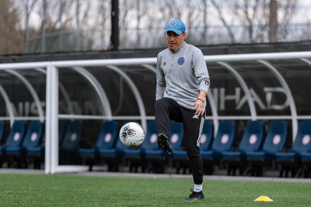 Efraín Juárez toca el balón en un entrenamiento 