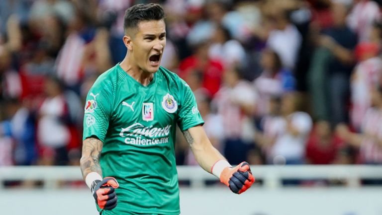 Raúl Gudiño celebra un gol de Chivas 