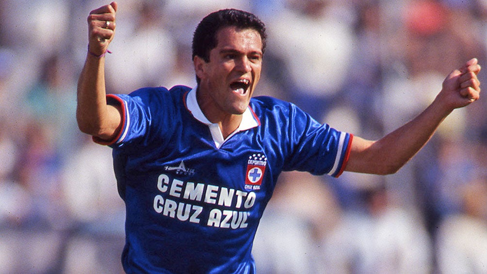 Carlos Hermosillo en un partido con Cruz Azul