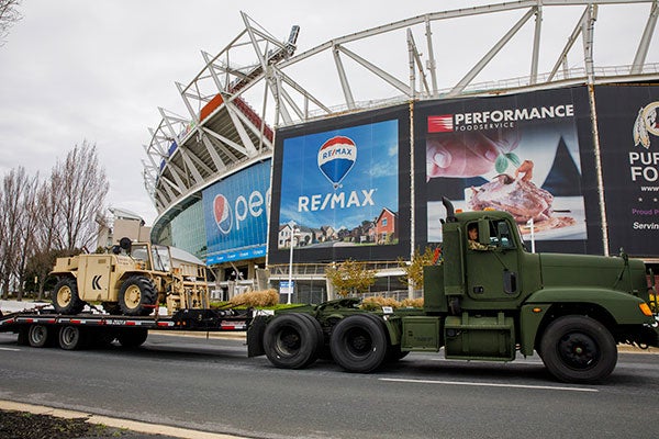 La Guardia Nacional transporta equipo afuera del estadio de Redskins