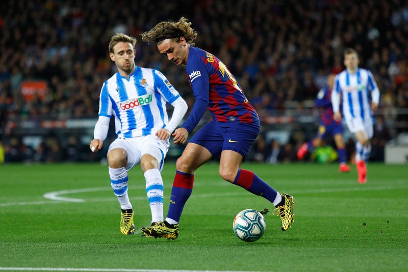 Griezmann disputa un balón en el juego vs Real Sociedad 