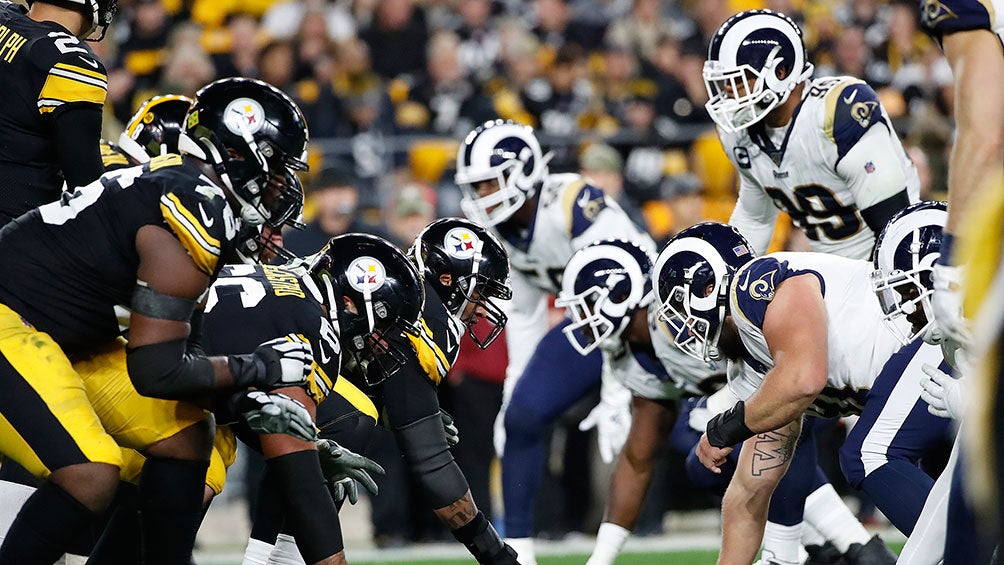 Jugadores de los Steelers en partido contra los Rams