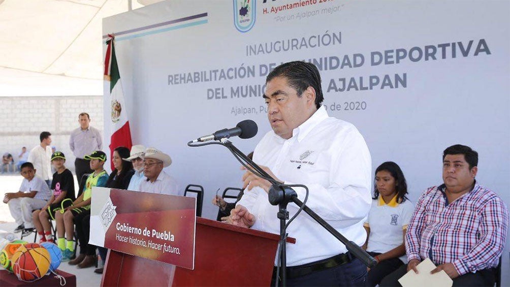 Miguel Barbosa durante un evento del gobierno de Puebla