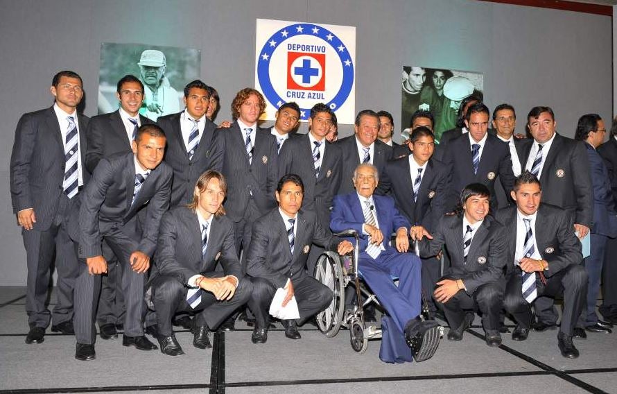 Don Nacho Trelles junto a exjugadores de Cruz Azul