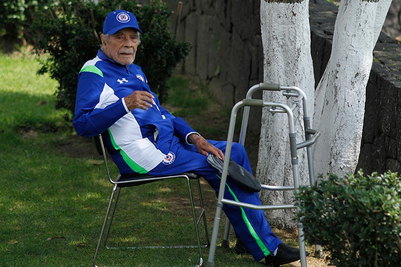 Don Ignacio observando una práctica del Cruz Azul