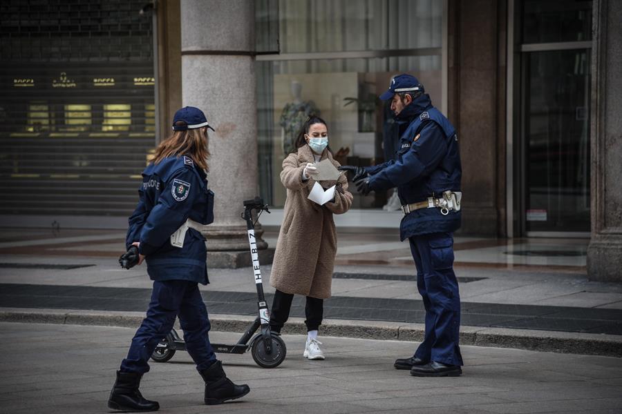 Control de policías en Italia