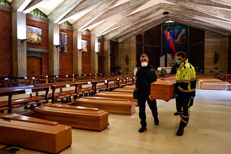 Iglesia cerca de Bergamo, Italia, llena de ataúdes