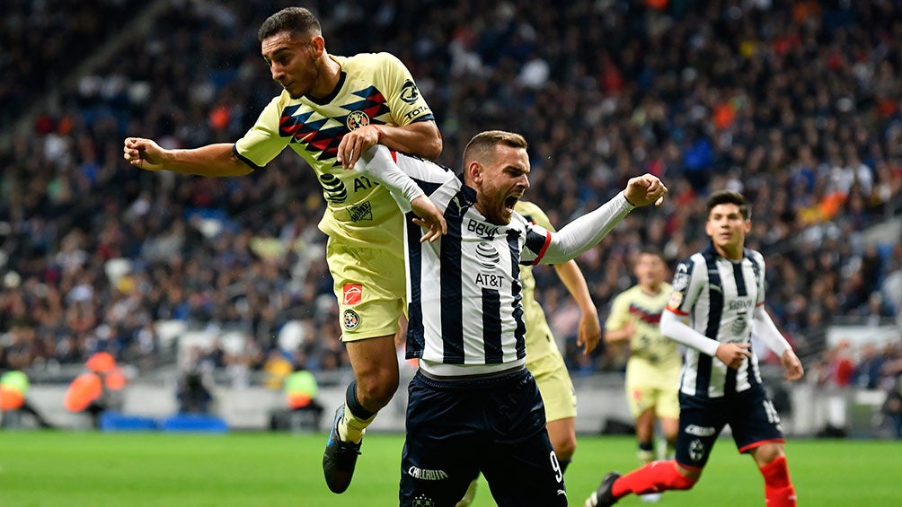 Cáceres disputa el balón con Janssen en Monterrey