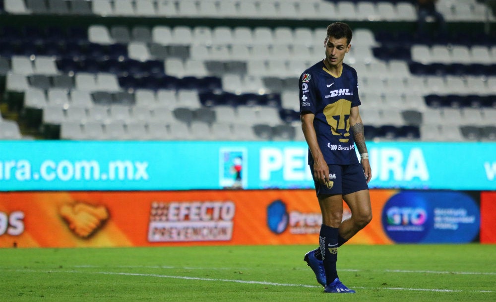 Juan Dinenno durante un partido con Pumas