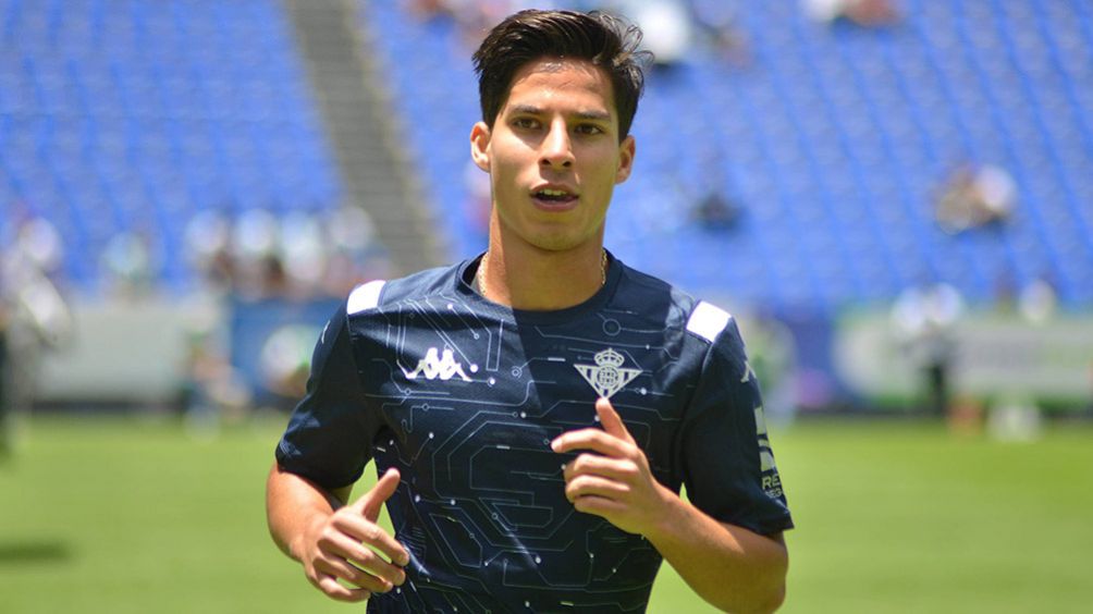 Diego Lainez en un entrenamiento con el Real Betis