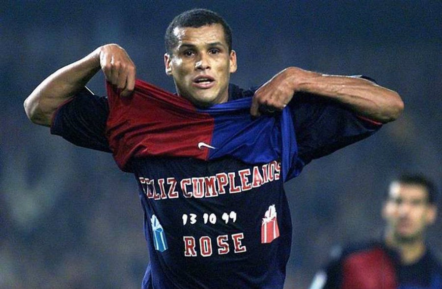 Rivaldo festeja un gol en su etapa con el Barcelona