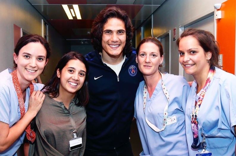 Cavani junto a trabajadoras de sanidad