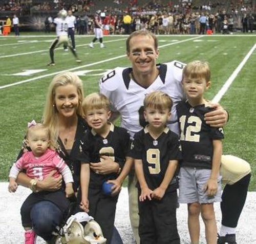 Brees posa junto a su familia previo a un juego de Saints