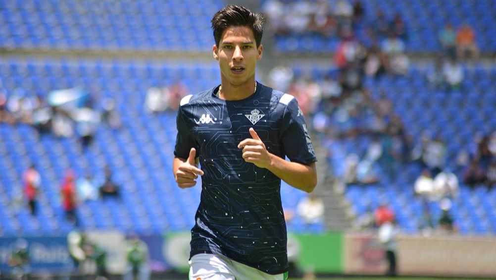 Lainez, en un calentamiento del Betis