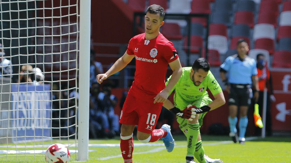 Leo Fernández durante un partido con Toluca