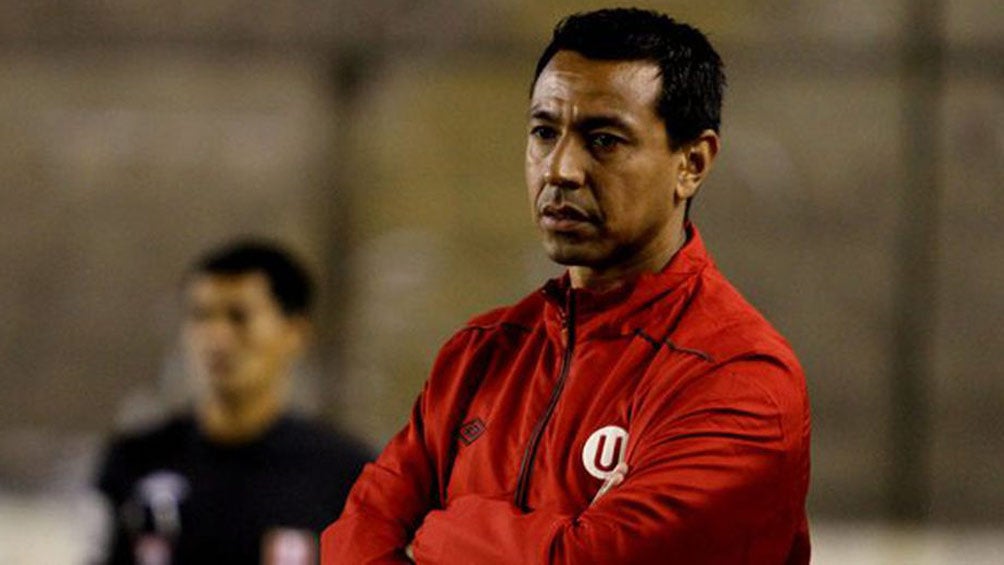 Nolberto Solano durante un duelo en la Liga de Perú