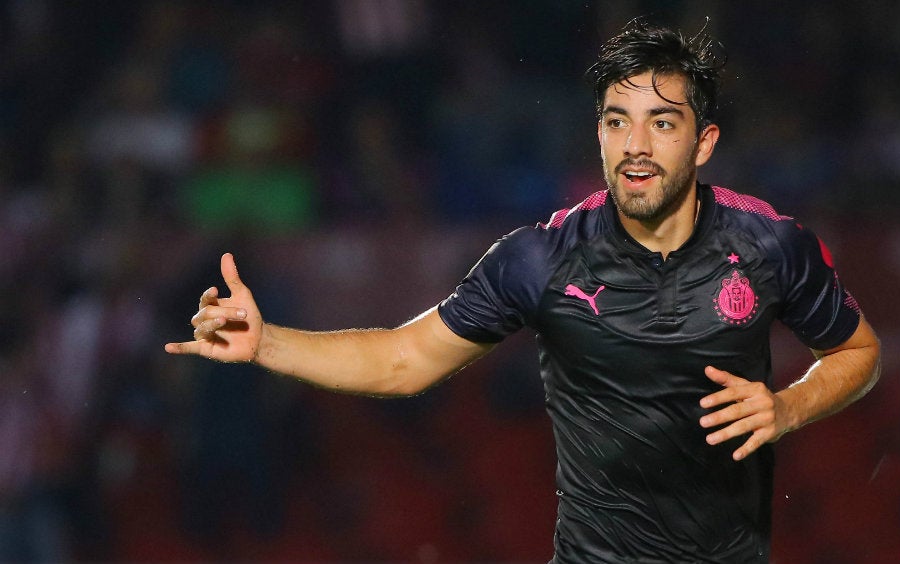 Rodolfo Pizarro celebrando un gol con Chivas