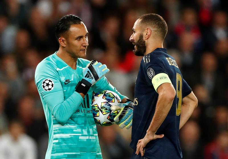 Keylor Navas platica con Benzema tras el juego