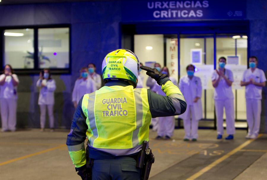 Policía aplaude a personal de un hospital en España