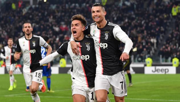 Dybala y CR7 celebran un gol 