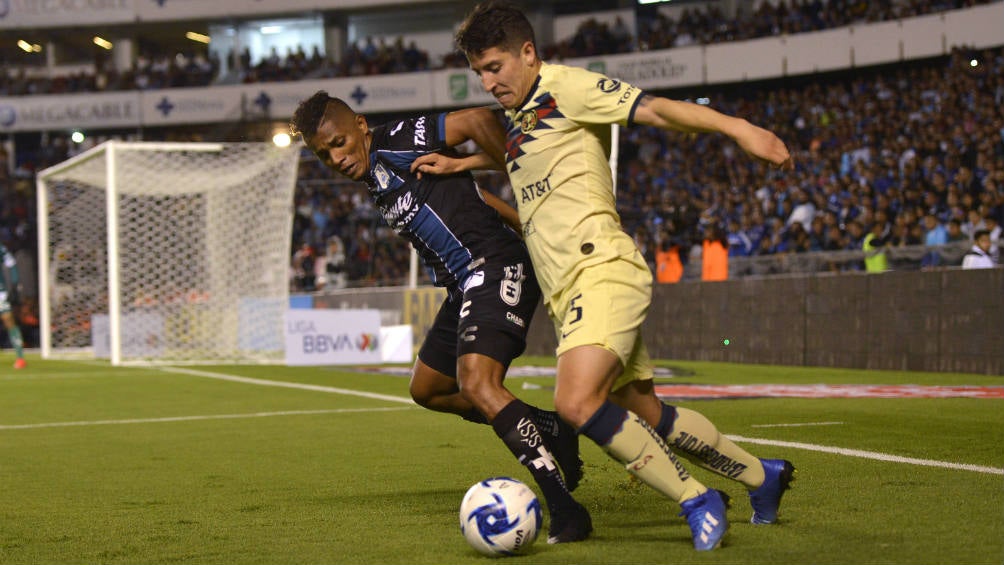 Jonathan Perlaza y Santiago Cáseres luchan por el balón