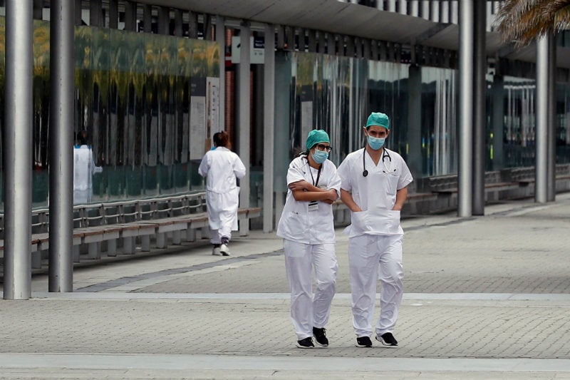 Médicos saliendo de un hospital