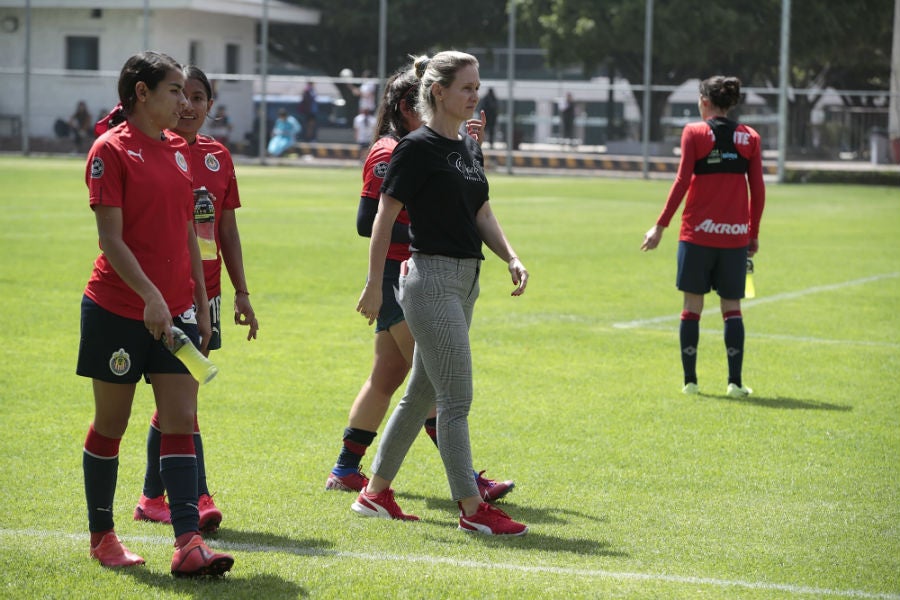 La directora deportiva del Rebaño con algunas jugadoras