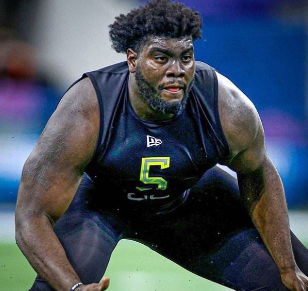 Mekhi Becton en acción durante un entrenamiento