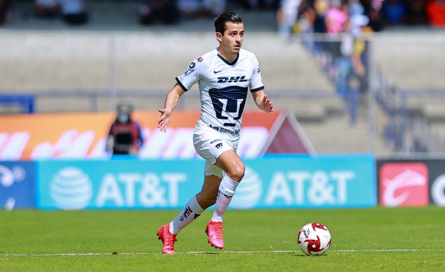 Alan Mozo durante un partido con Pumas