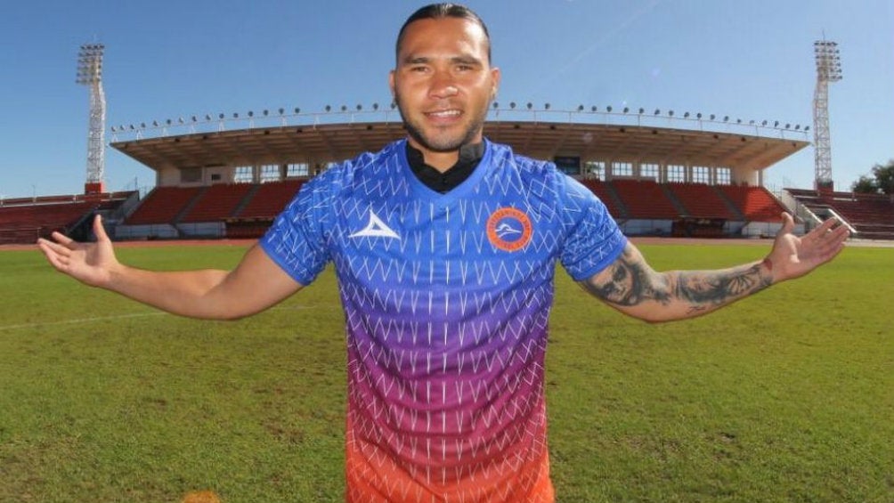 Gullit Peña en presentación con Correcaminos