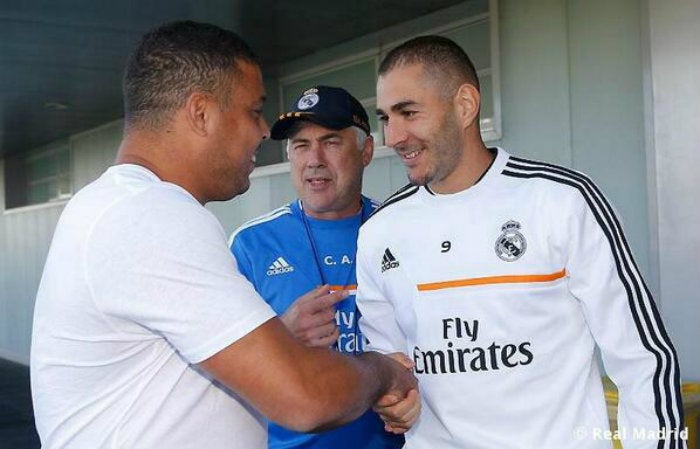 Karim Bnzema junto a Ronaldo Nazario y Carlo Ancelotti