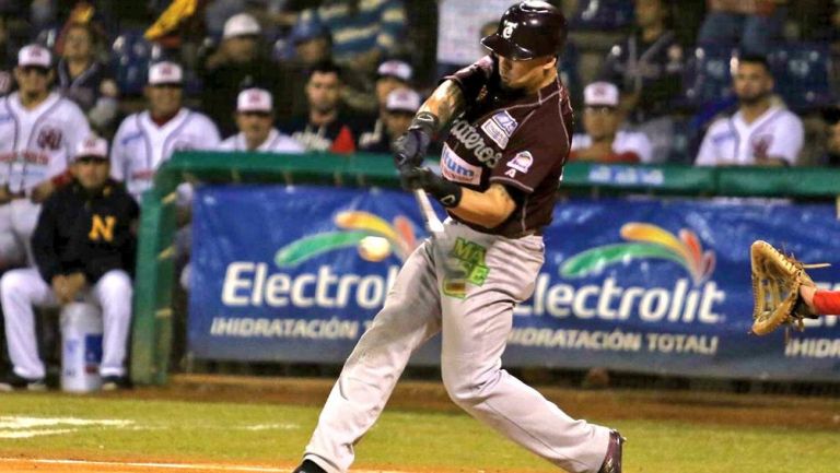 Bateador de Tomateros durante el juego 