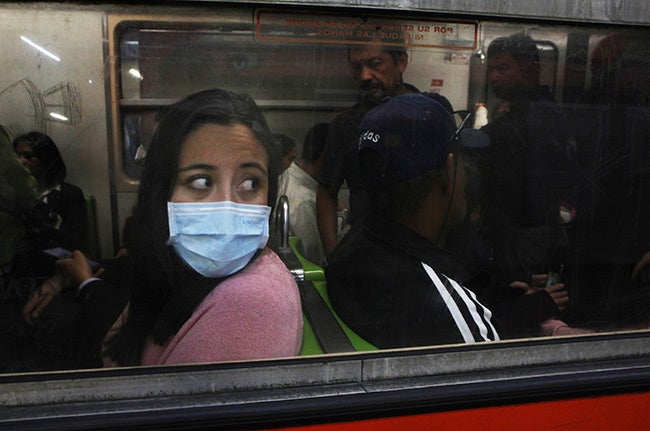 Usuarios del metro de la Ciudad de México con cubrebocas