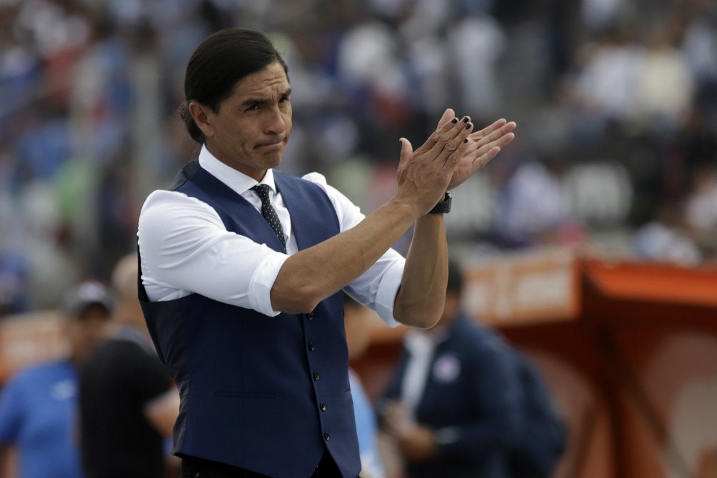 Paco Palencia dirigiendo a Pumas