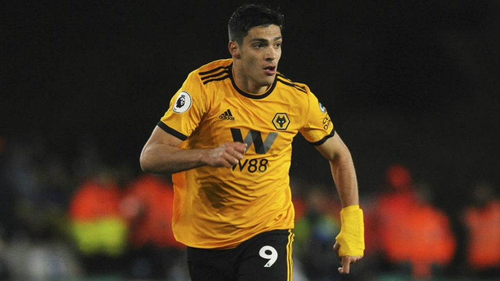 Raúl Jiménez en partido con los Wolves