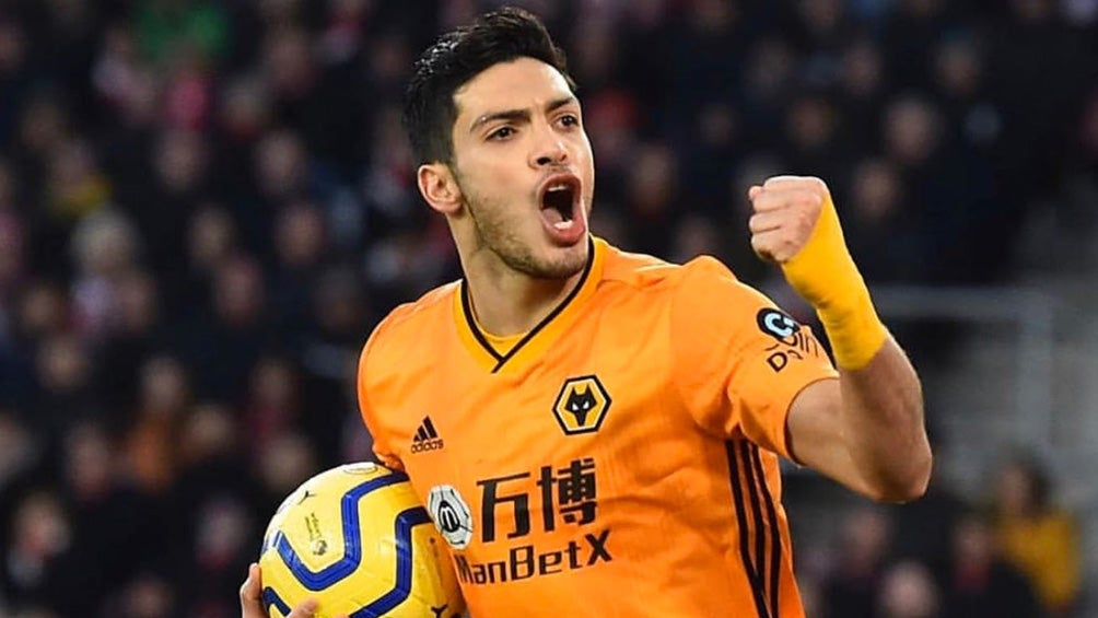 Raúl Jiménez festeja un gol con el Wolverhampton