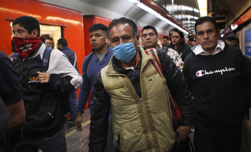 Hombre con cubrebocas por el coronavirus