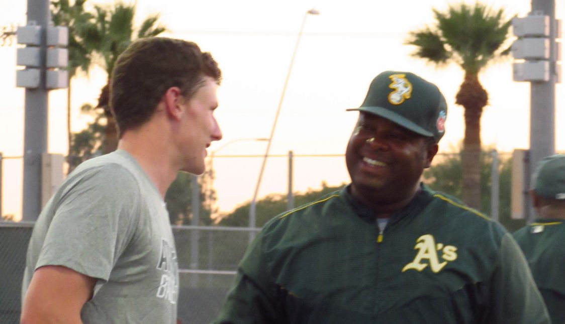 Webster Garrison entrenando a su equipo de Ligas Menores