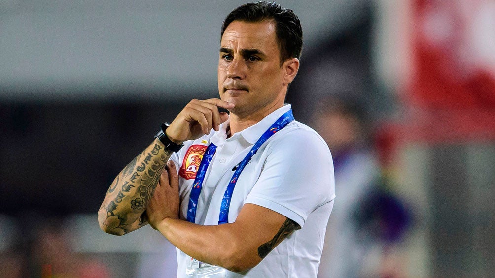 Fabio Cannavaro observa un duelo del Guangzhou 