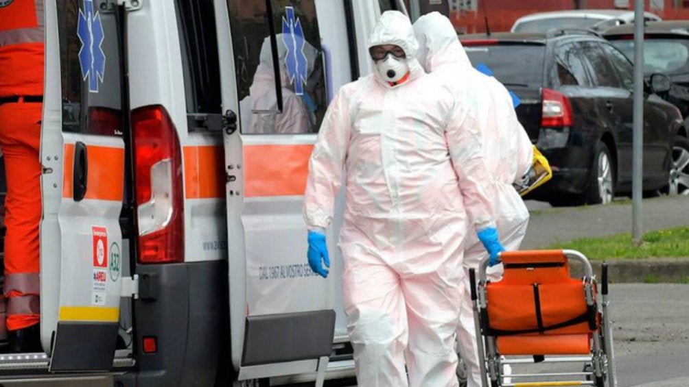 Un voluntario, con traje de protección médica, en Pioltello, Italia 