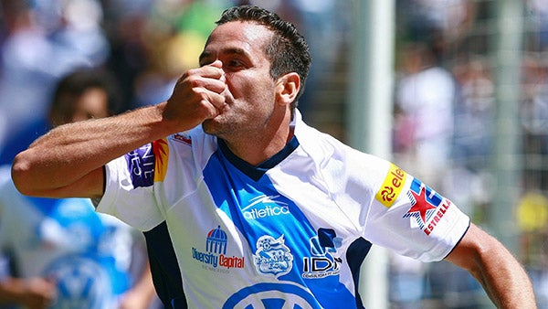 Daniel Osorno festeja un gol con Puebla 